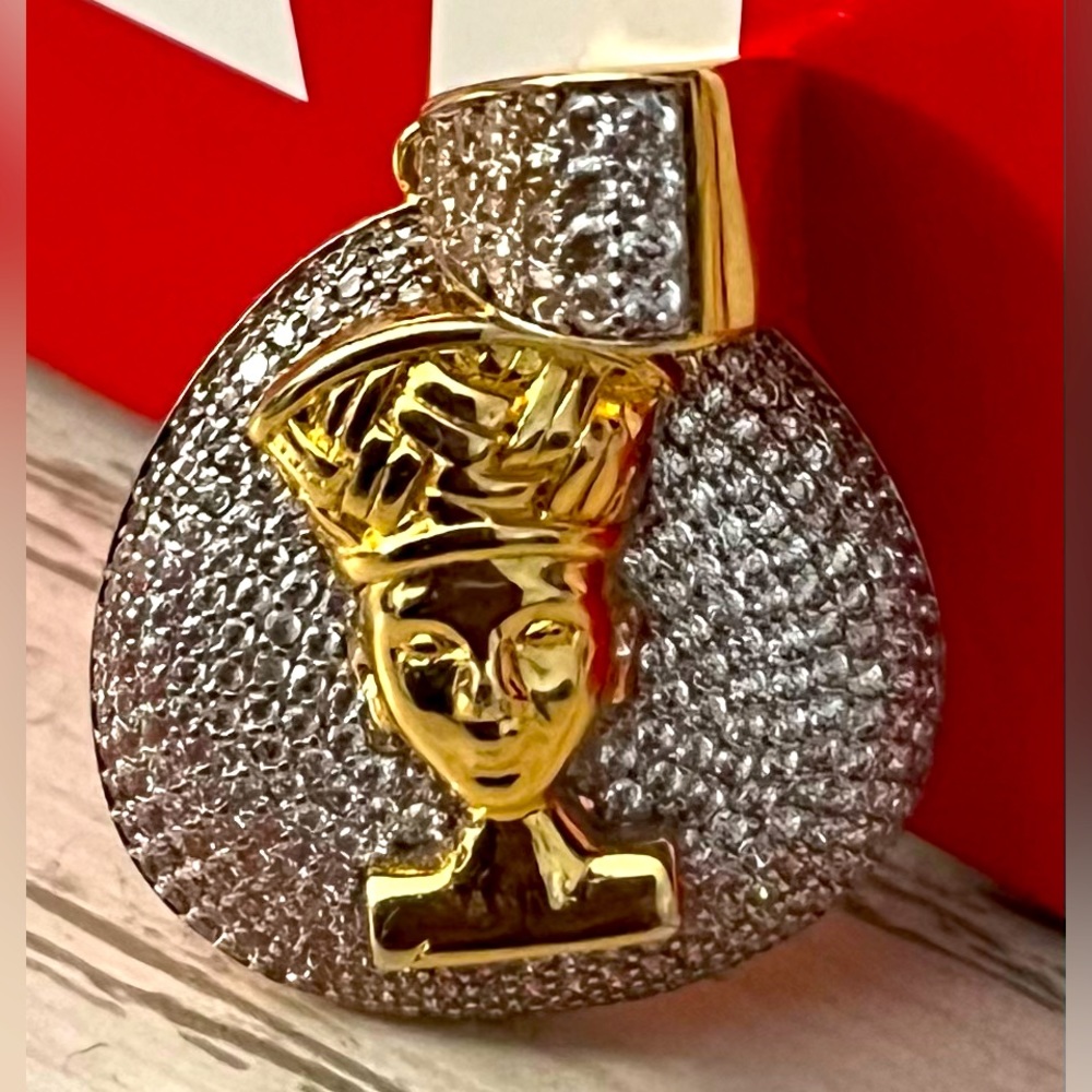 NEFERTITI PENDANT